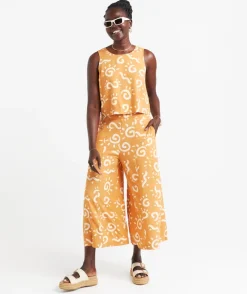 MIA SLEEVELESS BUTTON BACK TOP