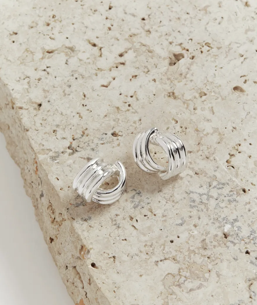 SILVER PLATED RIBBED EARRING