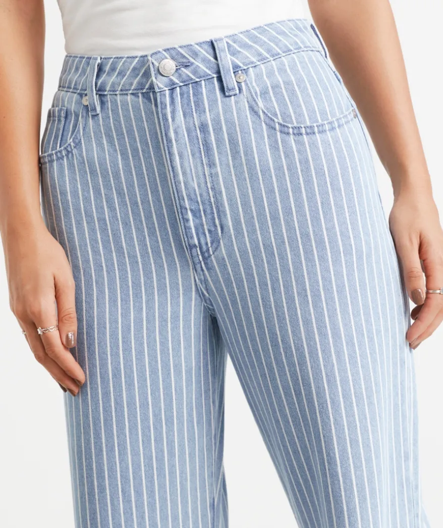 THE CLASSIC STRAIGHT DENIM JEAN