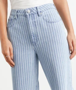 THE CLASSIC STRAIGHT DENIM JEAN
