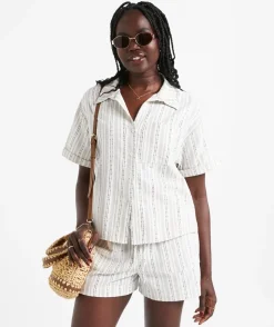 ZOEY TEXTURED CROP SHIRT
